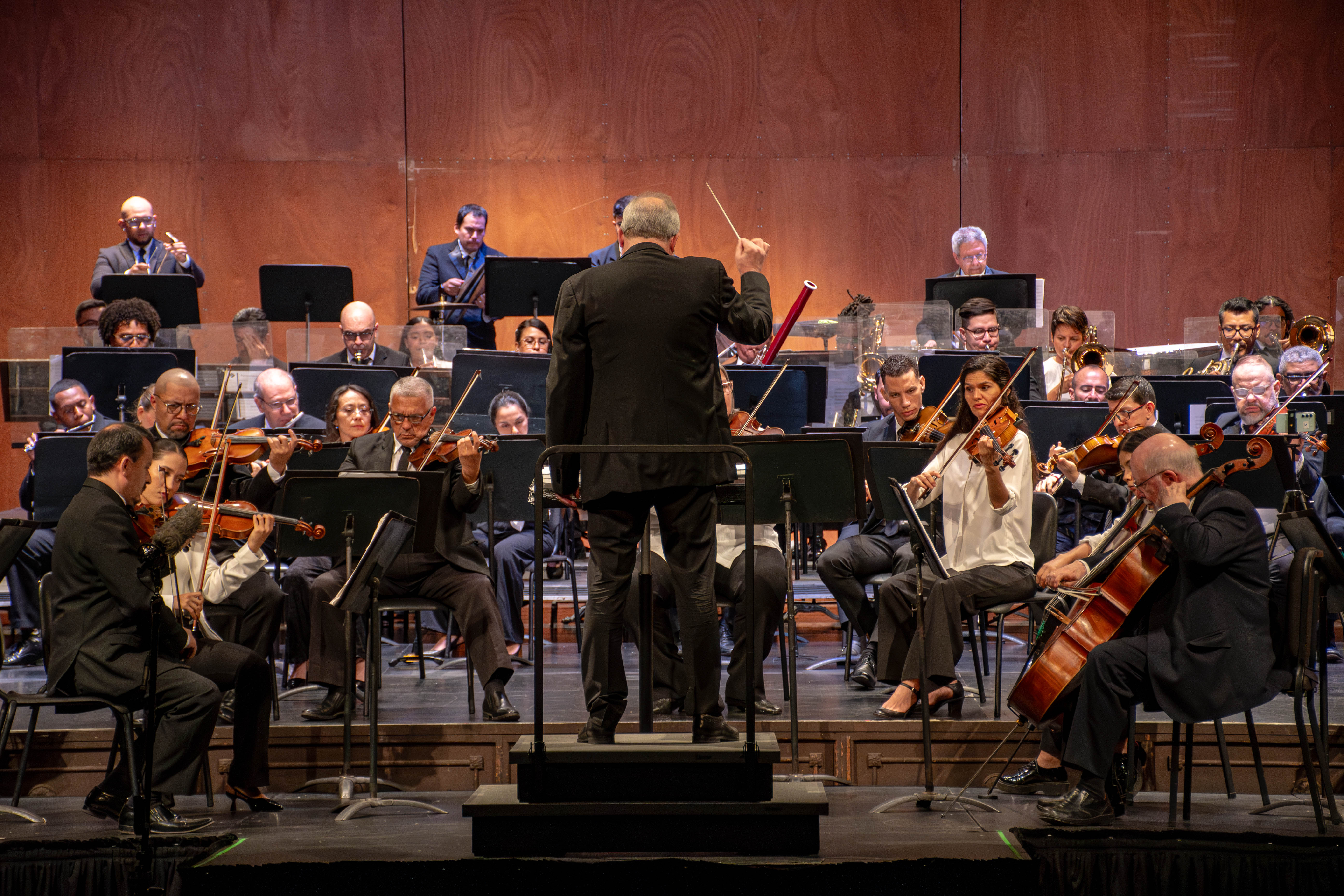 Imagen panorámica del escenario con la orquesta y el maestro Paul Dury