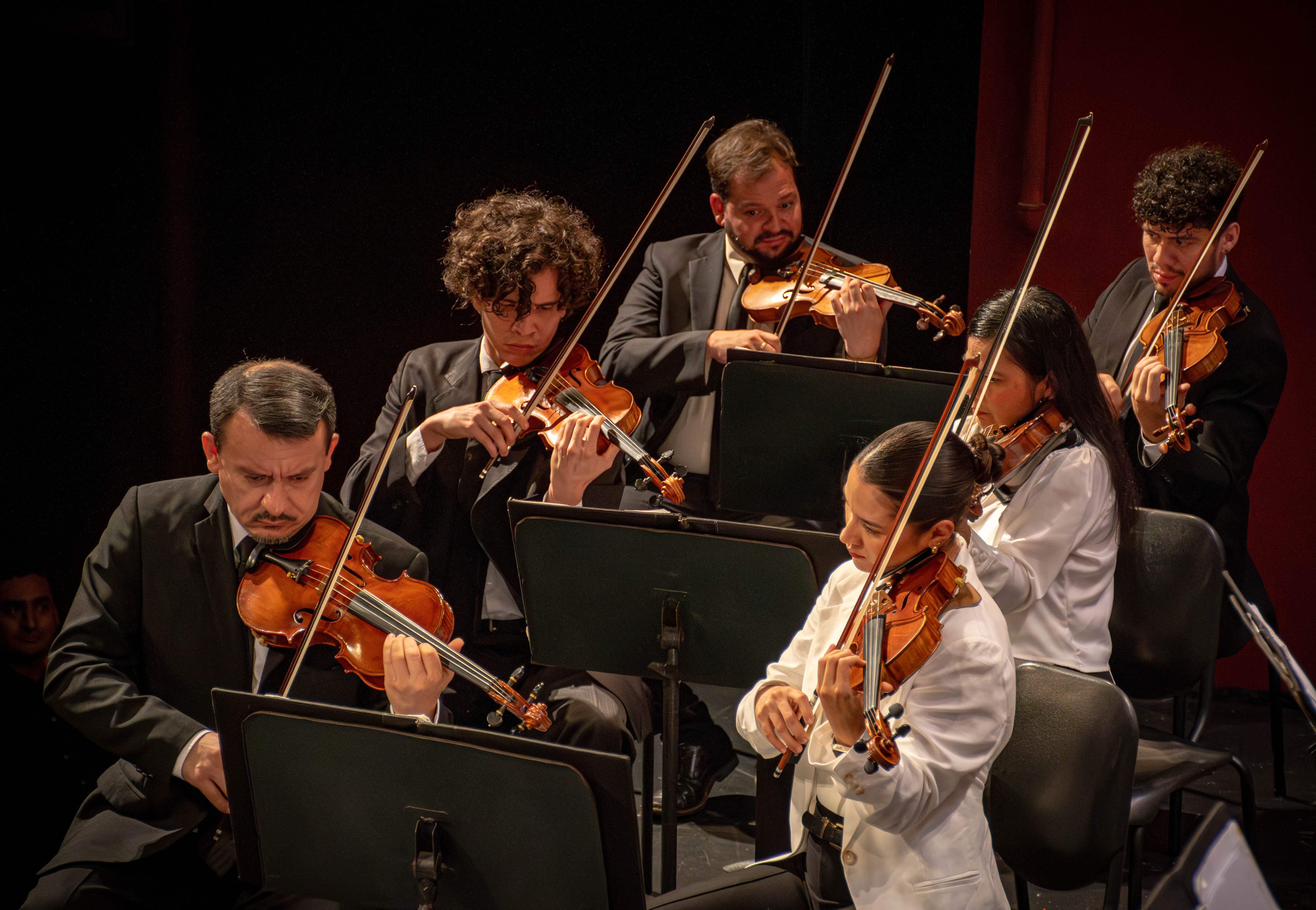 Primeros Violines tocando en la obra Una Noche en la Ópera Cómica de París el lunes 4 de mayo de 2026