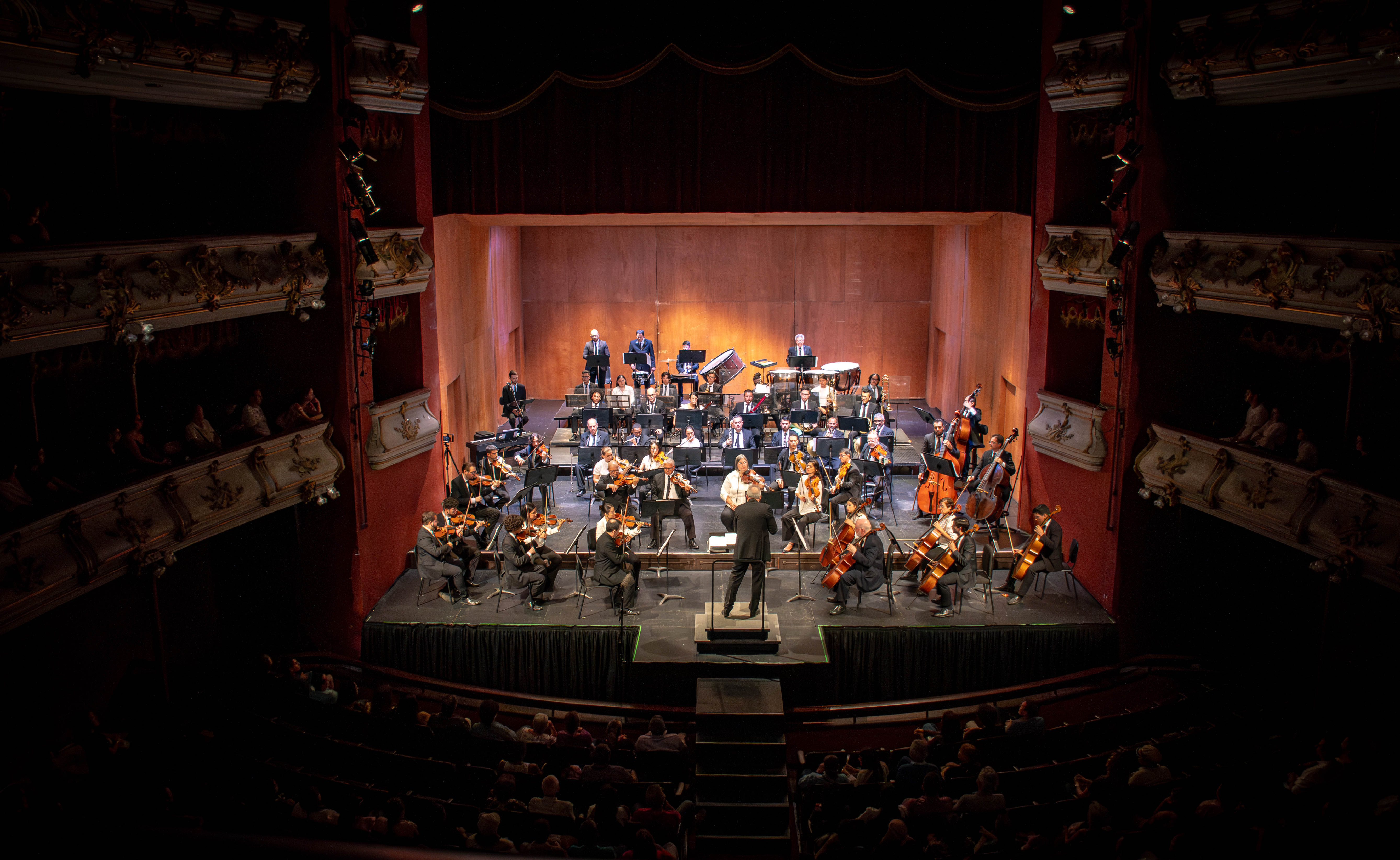Imagen del publico y orquesta - Una Noche en la Ópera Cómica de París el lunes 4 de mayo de 2026