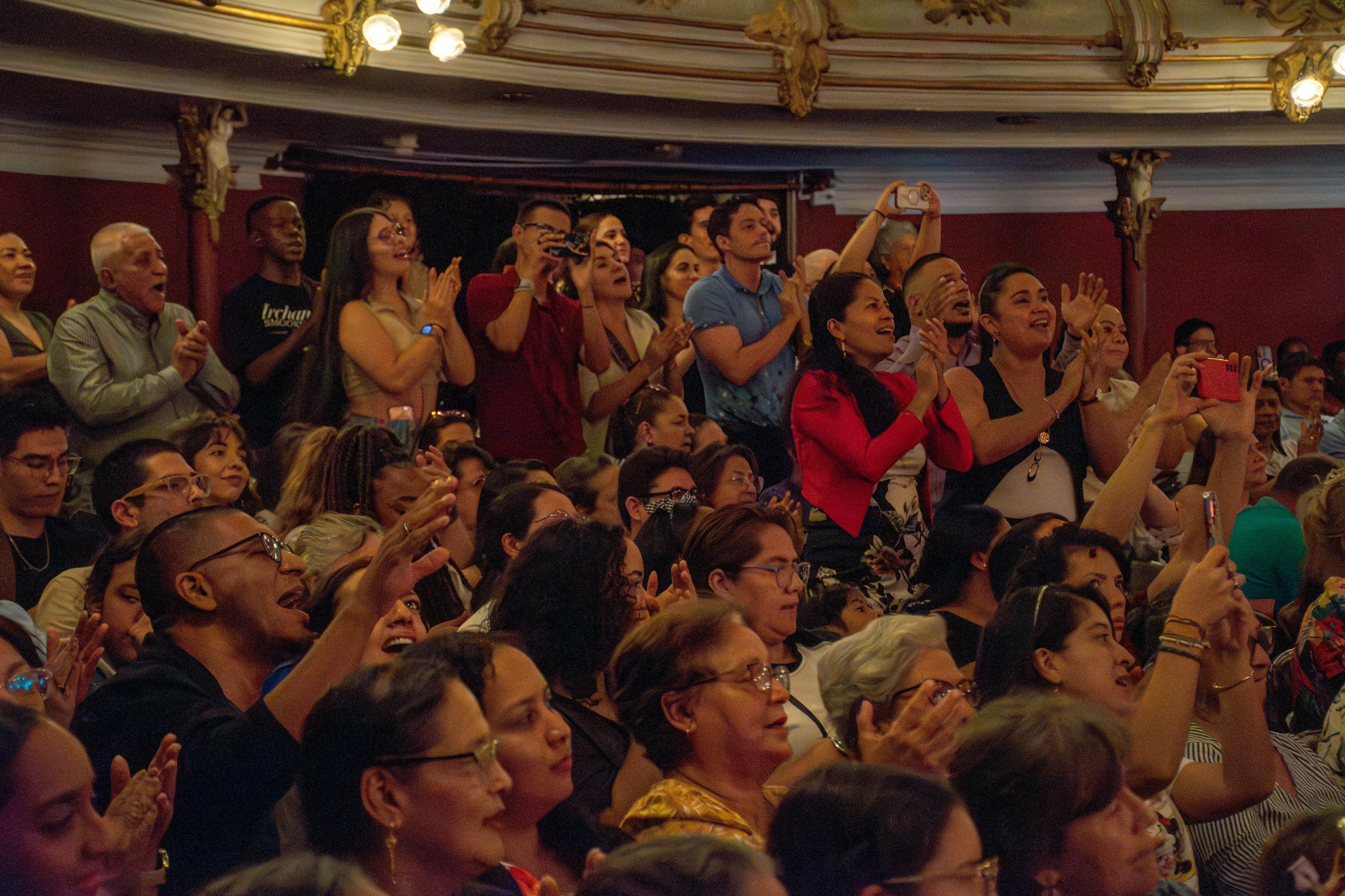 Publico aplaudiendo de pie
