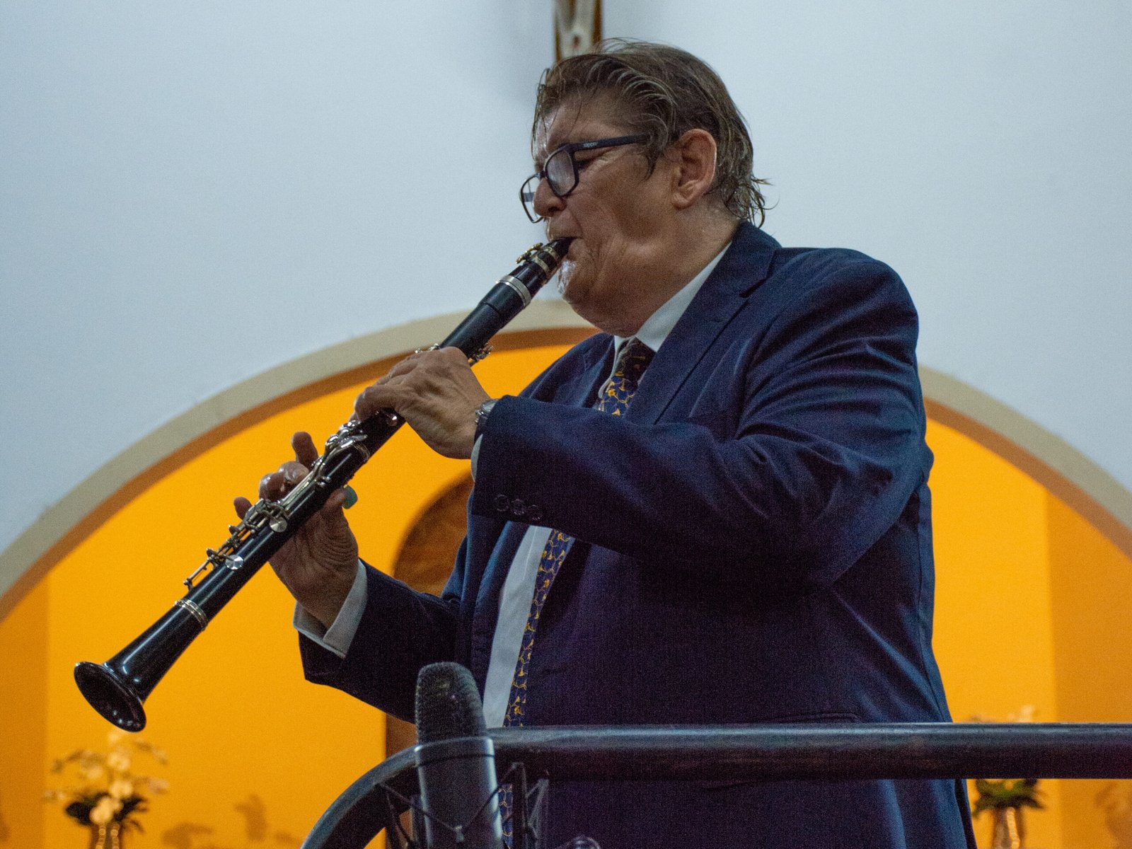 Maestro Belli tocando el clarinete en Santa teresita - la música nos sana y nos une - 21 AGOSTO